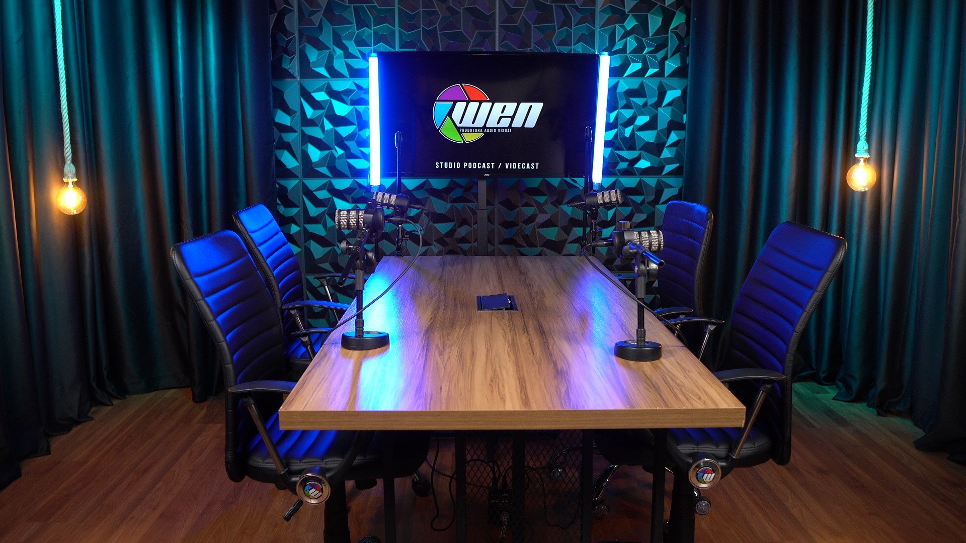 Cenário azul com mesa e neon
