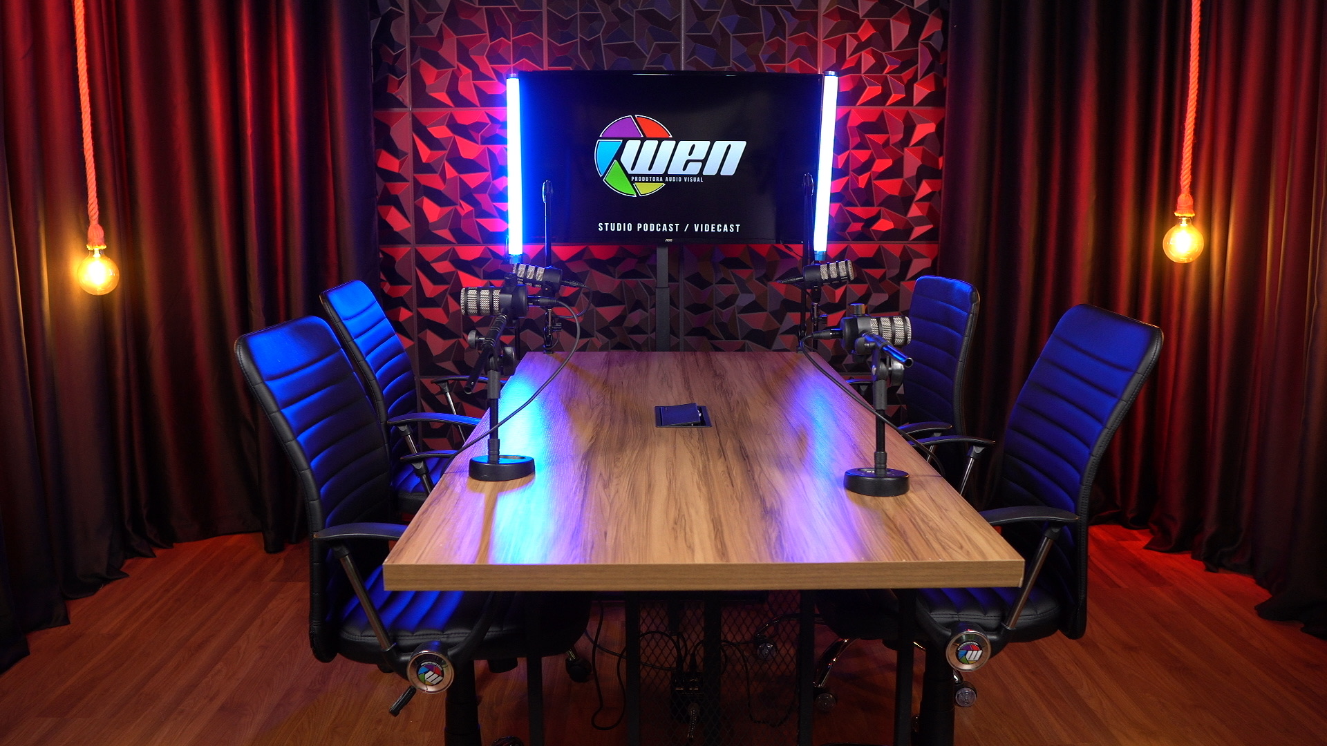 Cenário com mesa e neon vermelho para eventos em formato pocket
