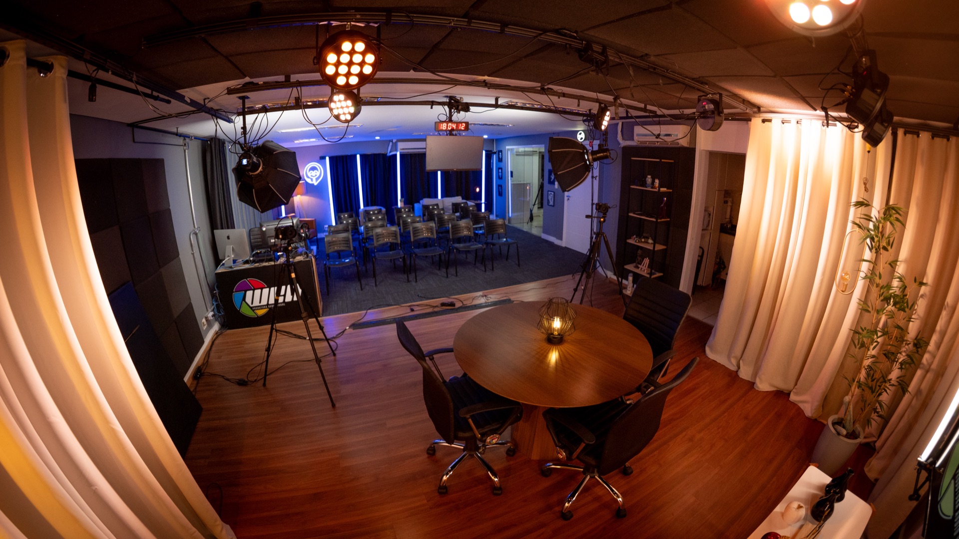 Sala do Studio B configurada para plateia, com operação multicâmera